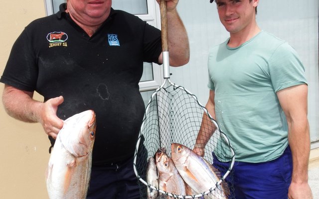 Vlnr is Ben Uys en Jacques Swanepoel met hulle goeie vangstes vanaf Ben se boot, Oupa
